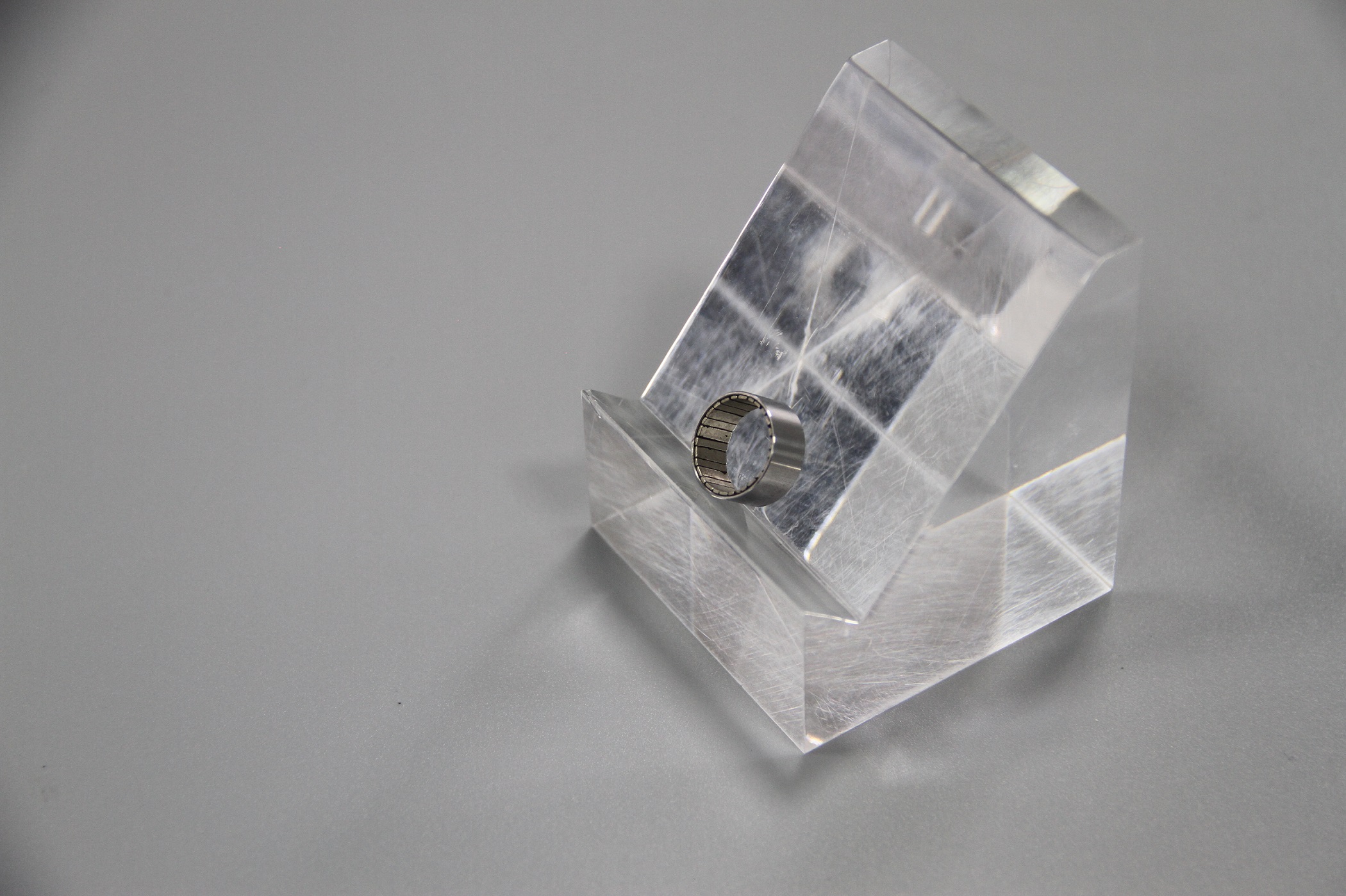 Halbach robotic knuckle assemblies