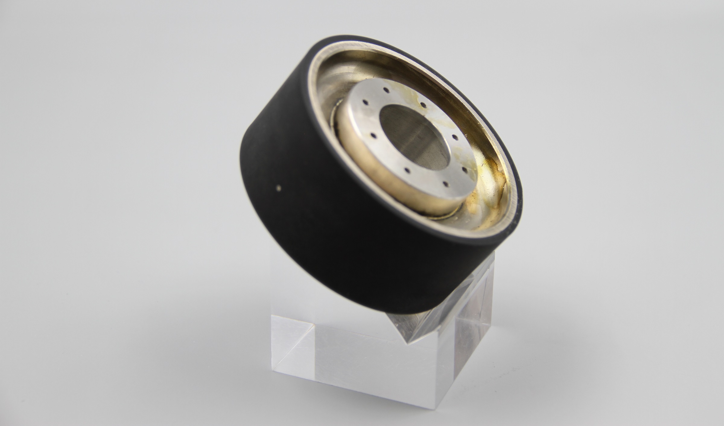 Overcoming Slippage in Wet and Oily Environments: Surface Coatings for Magnetic Locomotion Wheels